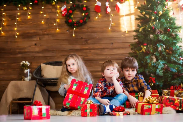 Crianças com presente de Natal . — Fotografia de Stock