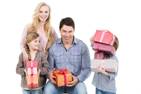 Família feliz com presentes isolados em branco . — Fotografia de Stock