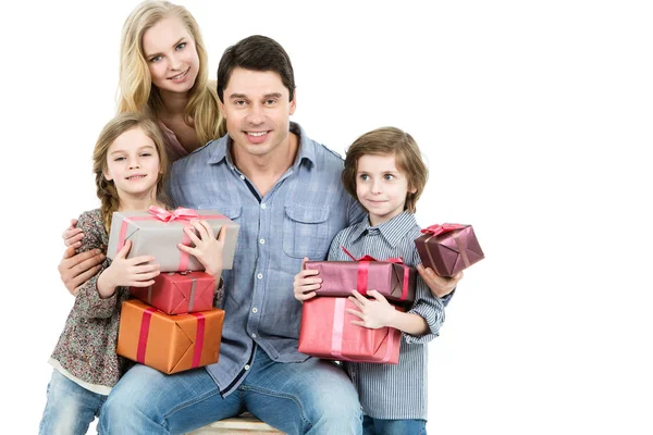 Familia feliz con regalos . — Foto de Stock