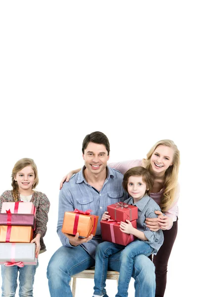 Glad familj anläggning gåvor. — Stockfoto