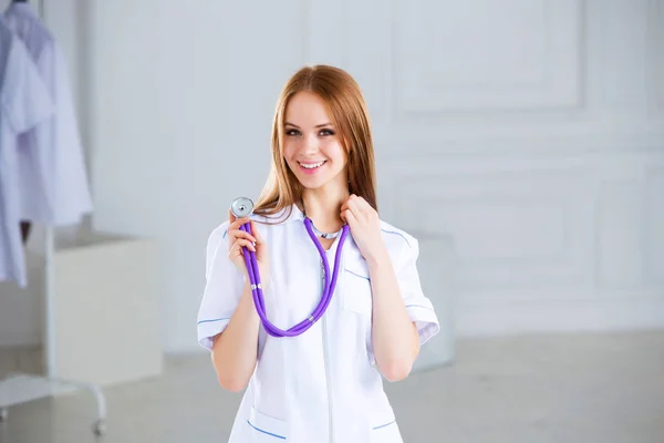 Kvinna Läkare Med Stetoskop Sjukhus — Stockfoto