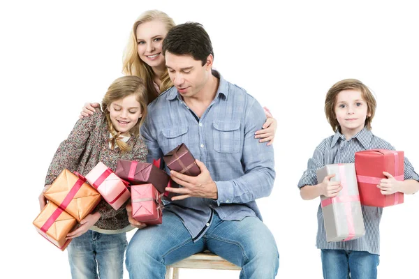 Familia feliz con muchos regalos aislados en blanco . — Foto de Stock