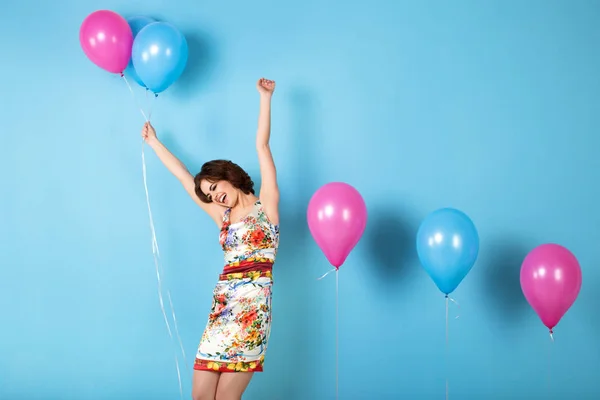 Felice giovane donna con palloncini d'aria elio . — Foto Stock