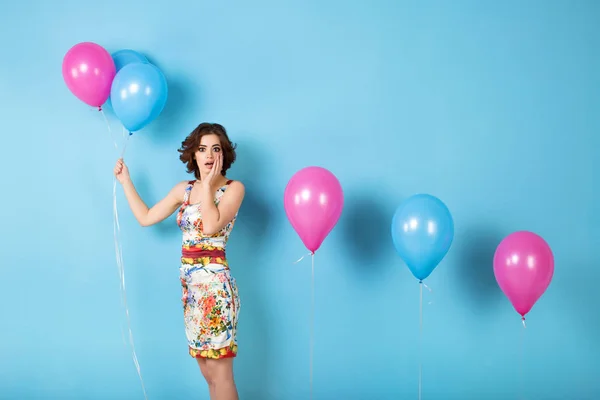 Donna con palloncini d'aria elio . — Foto Stock