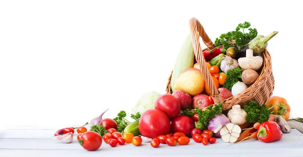 Frisches Gemüse und Obst isoliert auf weißem Hintergrund. — Stockfoto