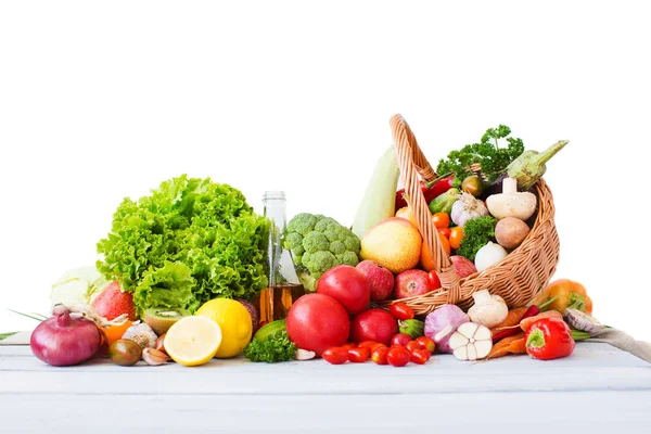 Komposition mit Gemüse und Obst im Weidenkorb. — Stockfoto