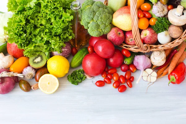 Frutas e produtos hortícolas orgânicos frescos. — Fotografia de Stock