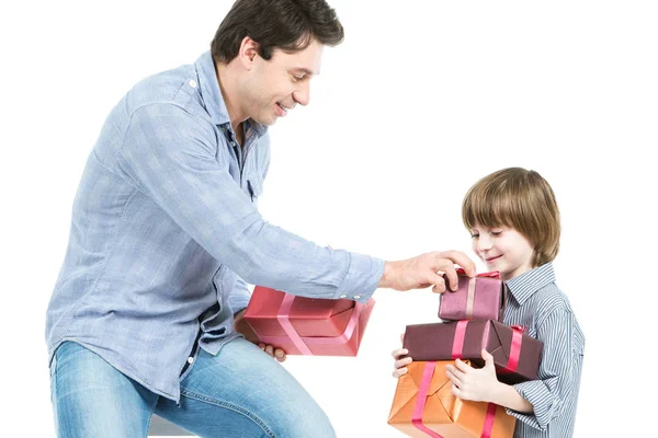 Feliz padre le da regalos a su hijo . — Foto de Stock