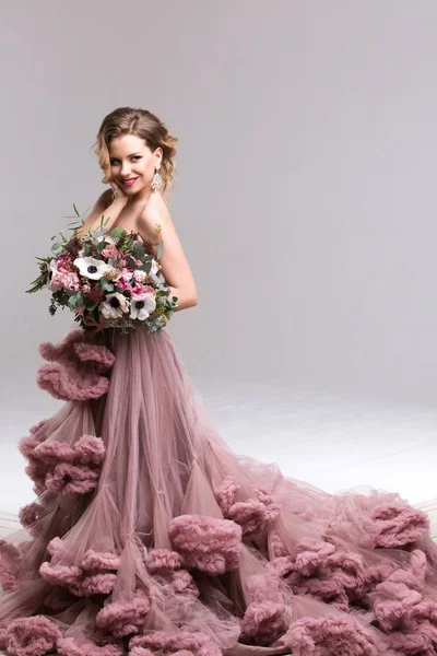 핑크 드레스에 꽃 꽃다발을 가진 행복의 신부. — 스톡 사진
