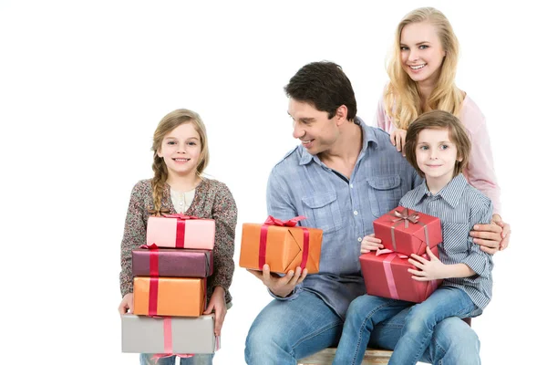 Familia con niños sobre fondo blanco . — Foto de Stock