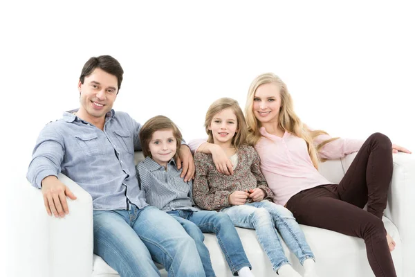 Mooie en gelukkige familie samen zitten. — Stockfoto