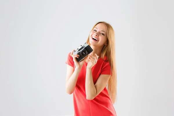 Portrait of a smiling attractive young woman taking photos using old camera. — Stock Photo, Image