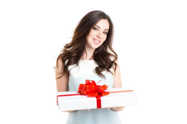 Linda menina sorridente com um presente . — Fotografia de Stock