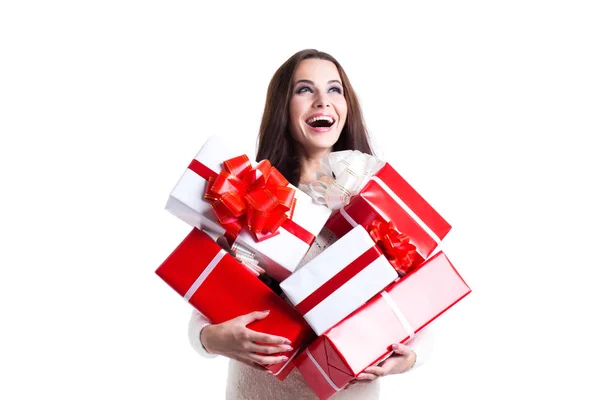 Schöne Frau mit einem Bündel von Geschenken. Konzept Verkauf von Geschenken, Neujahr und Weihnachten. — Stockfoto