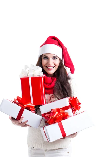 Vánoční nákupní žena drží mnoho vánočních dárků v náručí na sobě klobouk santa a zimní oblečení. — Stock fotografie