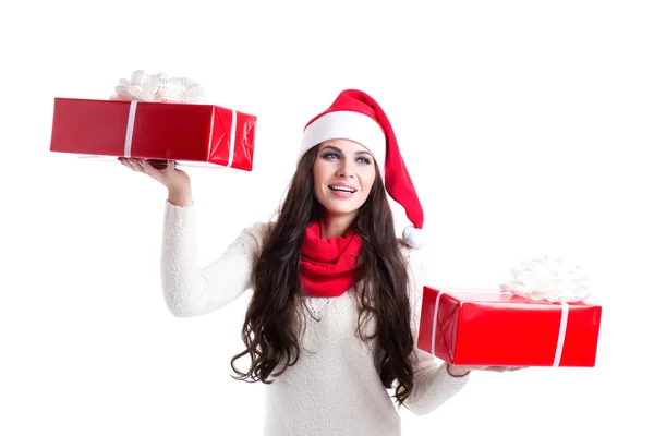 Gyönyörű nő a gazdaság két ajándékot santa kalap. — Stock Fotó