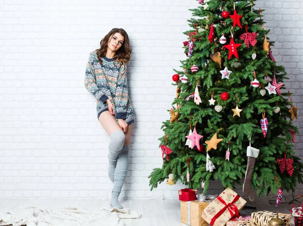 Vacker sexig kvinna nära en julgran. — Stockfoto
