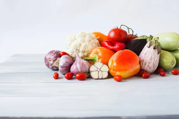 Grönsaker på bordet i hem kök. — Stockfoto