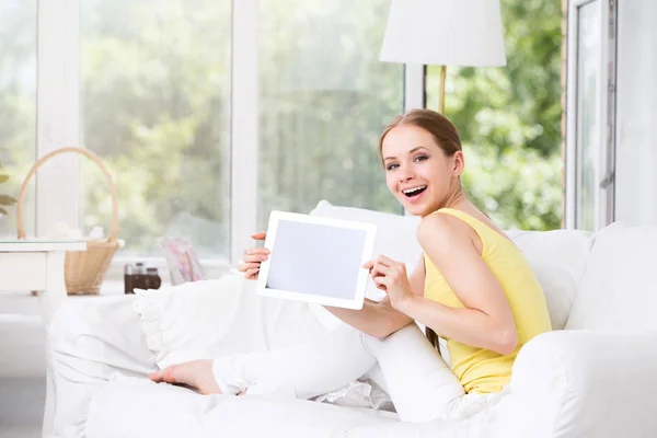 Happy woman in the living room showing an electronic tablet. — Stock Photo, Image