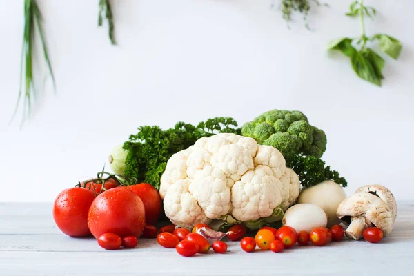 Collection de légumes frais sur la table de cuisine . — Photo