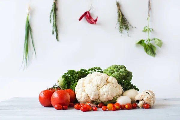 Collection de légumes frais sur la table de cuisine . — Photo