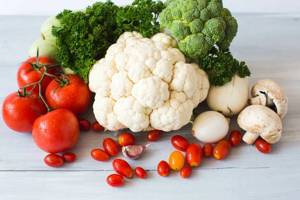 Collectie van verse groenten op het bovenaanzicht van de tabel keuken. — Stockfoto