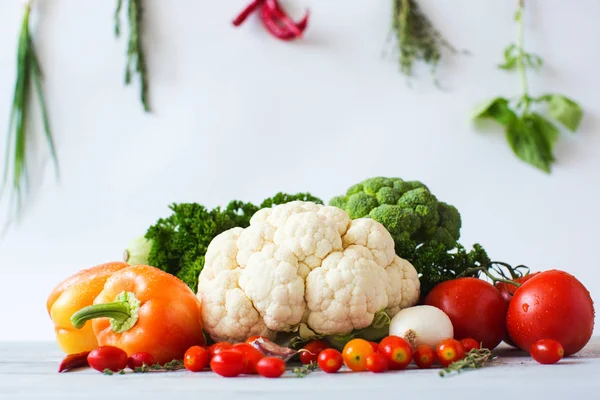 Sayuran segar close-up di atas meja . — Stok Foto