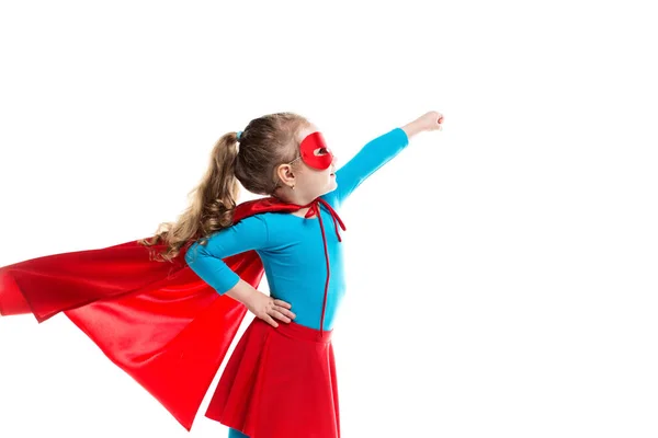 Superhéroe niña en una capa roja y máscara aislada sobre fondo blanco . — Foto de Stock