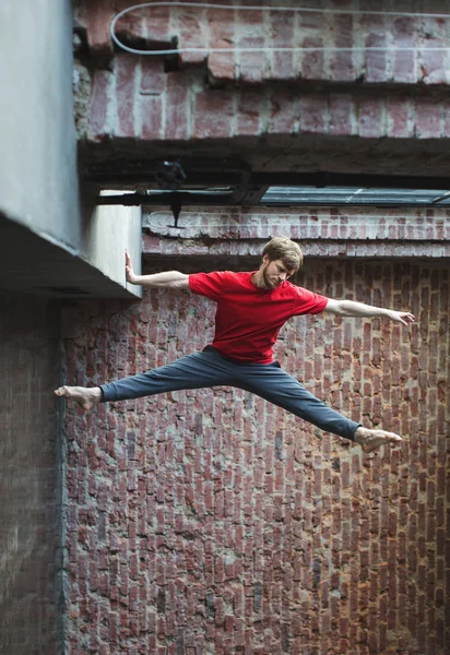 Hombre bailarín saltando alto . — Foto de Stock