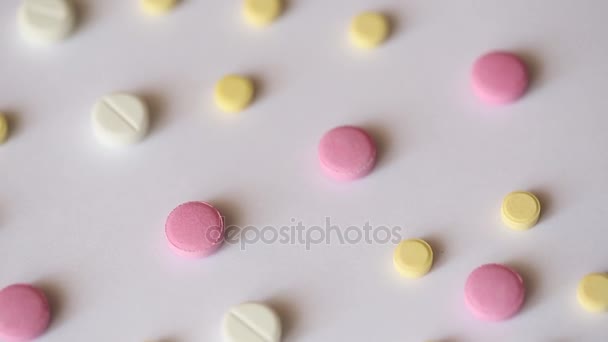 Medizin-Pillen auf weißem Hintergrund. — Stockvideo