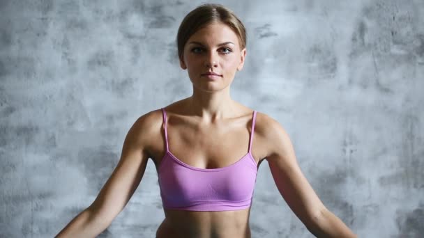 Hezká mladá žena, která dělá jóga cvičení doma. — Stock video