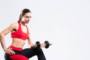 İzole egzersizleri yapıyor dumbbells ile güzel kadın.