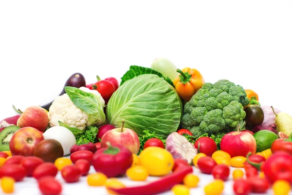 Verduras frescas sobre fondo blanco. — Foto de Stock