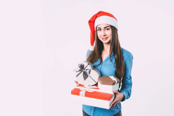 Mujer sonriente con regalos para Año Nuevo y Navidad . — Foto de Stock