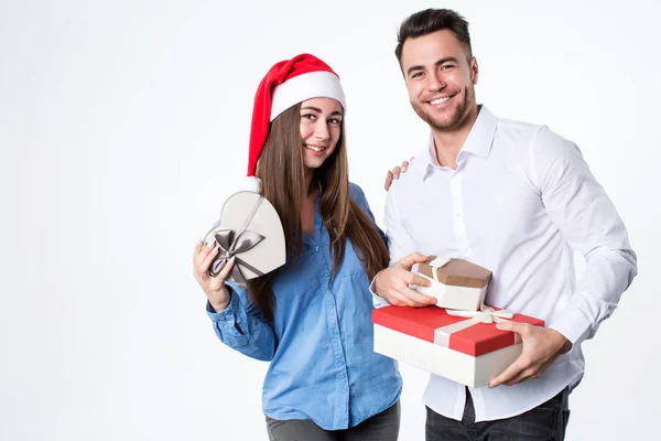 Casal jovem com presentes . — Fotografia de Stock