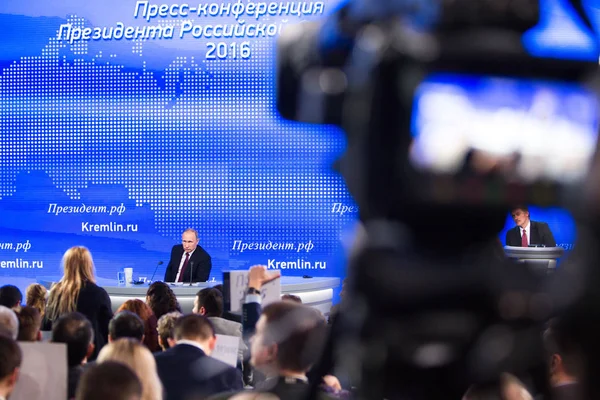 MOSCOW, RUSSIA - DEC 23: Presiden Federasi Rusia Vladimir Vladimirovich Putin sebuah konferensi pers tahunan di Pusat perdagangan internasional di Moskwa pada 23 Desember 2016, Rusia — Stok Foto