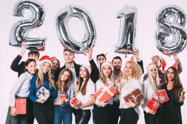 Genç güzel insanlar bir yeni yıl veya Noel kutlamak eğlenin.