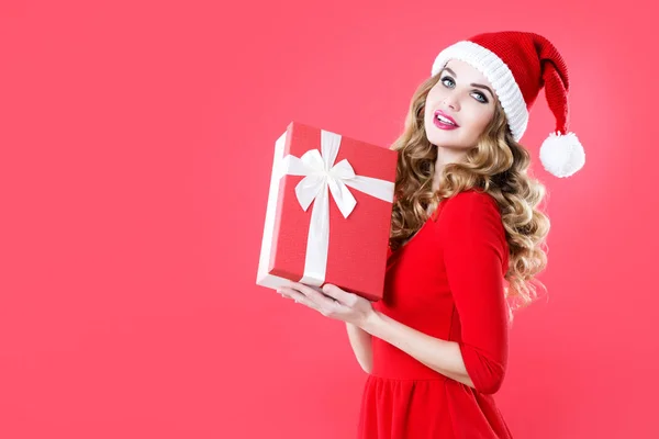 Mujer de Navidad en Santa sombrero celebración de regalo . — Foto de Stock