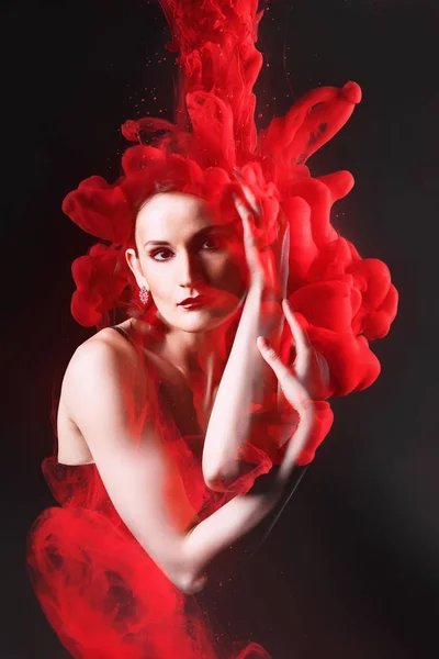Подвійне експонування жінки і хмарне червоне чорнило . — стокове фото