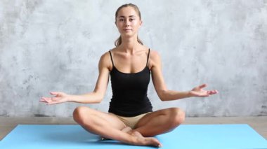 Lotus pozisyonu genç güzel kadın. Yoga ve meditasyon.
