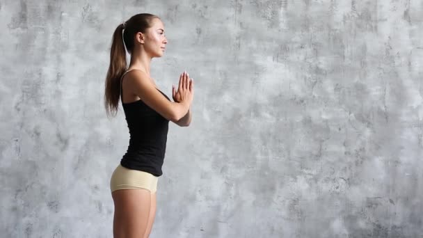 Jonge Vrouwelijke Yoga Binnenshuis Doen Fitness Sport — Stockvideo