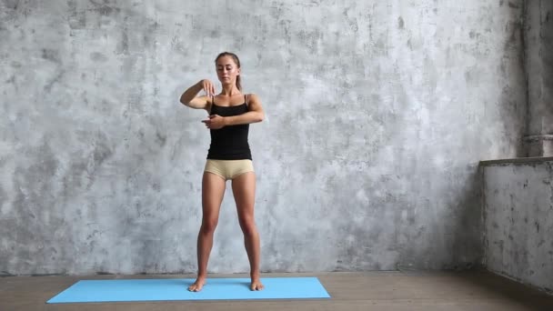 Junge Schöne Frau Praktiziert Yoga Drinnen Wellness Konzept — Stockvideo