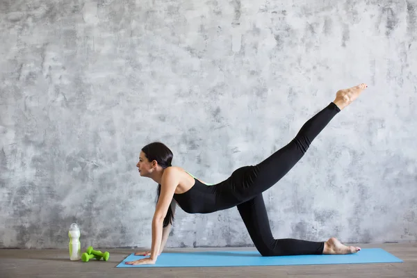 年轻运动运动苗条女子在健身房做瑜伽练习. — 图库照片