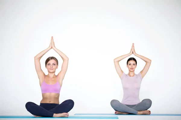 Groep vrouwen mediteren in lotus yoga pose. — Stockfoto