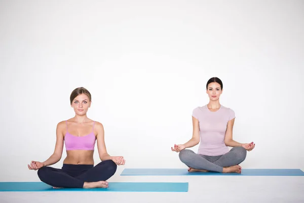 Vrouwen in het mediteren gebaar. — Stockfoto