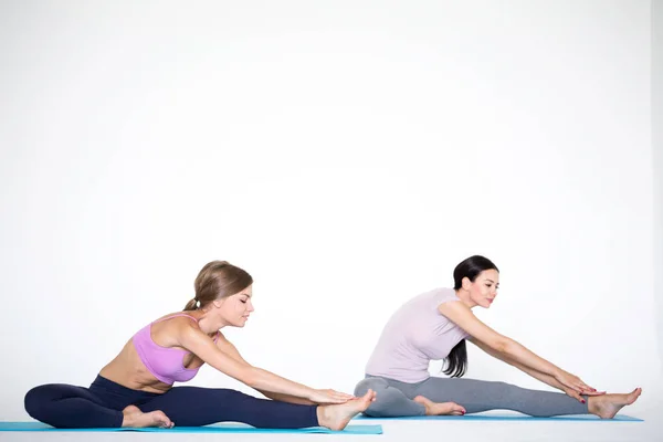 Frauen praktizieren Yoga. — Stockfoto