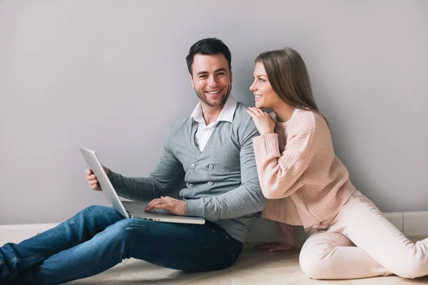 Cheerful couple with laptop at home. — Stock Photo, Image