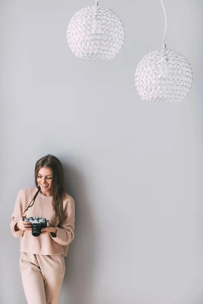 레트로 카메라로 집에서 아름 다운 젊은 여자의 초상화. — 스톡 사진
