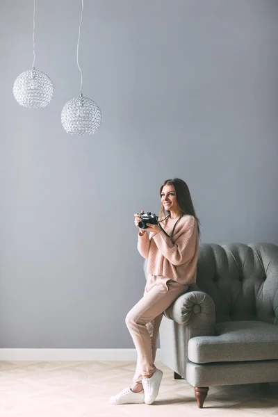 Retrato joven mujer sonriente con cámara retro . —  Fotos de Stock