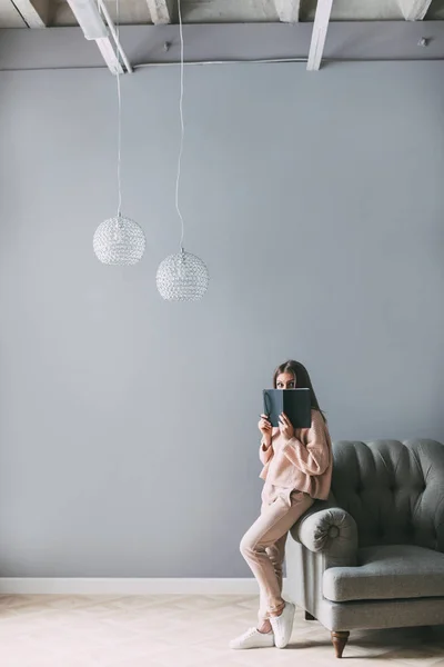 Joven hermosa mujer con un libro. —  Fotos de Stock